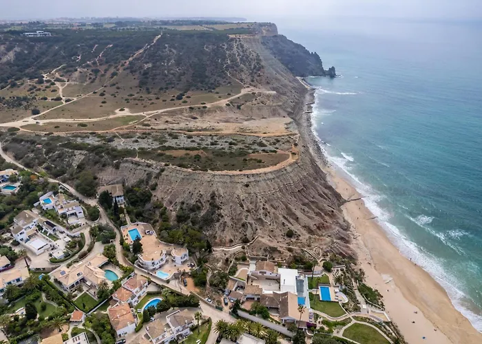 Coolhouses Luz, 3 Bed Linked House, Shared Pool, A Stone's Throw Of The Sea, Casa Sirrah * Luz