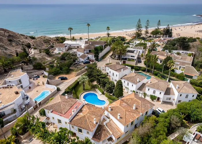 Coolhouses Luz, 3 Bed Linked House, Shared Pool, A Stone's Throw Of The Sea, Casa Sirrah *