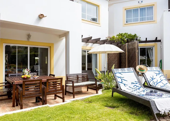 Coolhouses Luz, 3 Bed Linked House, Shared Pool, A Stone's Throw Of The Sea, Casa Sirrah * Luz