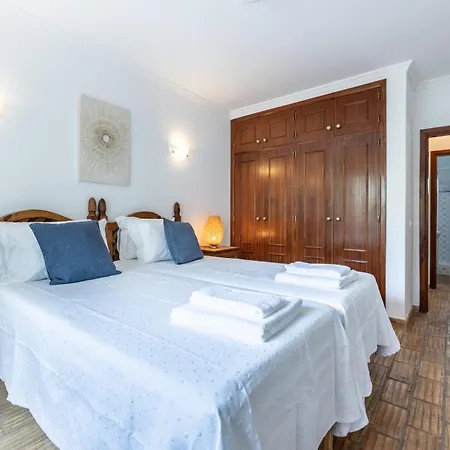 Casa vacanze Coolhouses Luz, 3 Bed Linked House, Shared Pool, A Stone's Throw Of The Sea, Casa Sirrah *