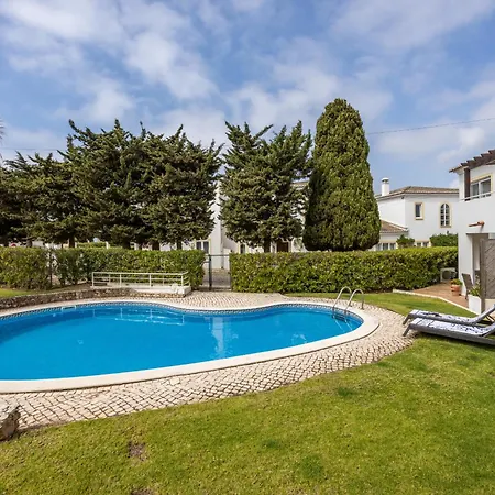 Hébergement de vacances Coolhouses Luz, 3 Bed Linked House, Shared Pool, A Stone's Throw Of The Sea, Casa Sirrah Luz