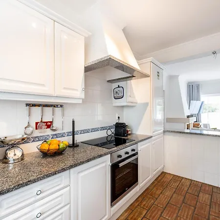 Hébergement de vacances Coolhouses Luz, 3 Bed Linked House, Shared Pool, A Stone's Throw Of The Sea, Casa Sirrah