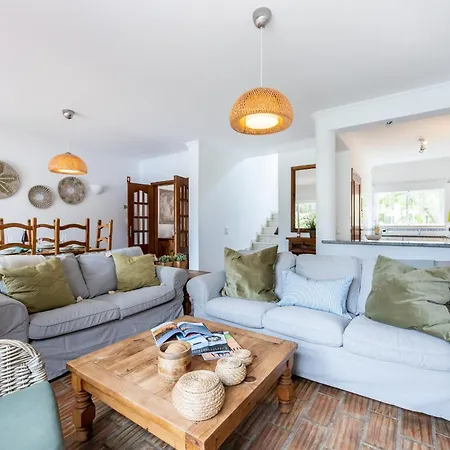 Hébergement de vacances Coolhouses Luz, 3 Bed Linked House, Shared Pool, A Stone's Throw Of The Sea, Casa Sirrah *